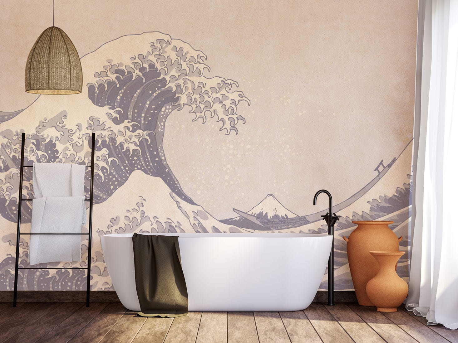 Baignoire blanche avec serviette sombre, dans une pièce avec peinture vagues bleu et papier peint vagues