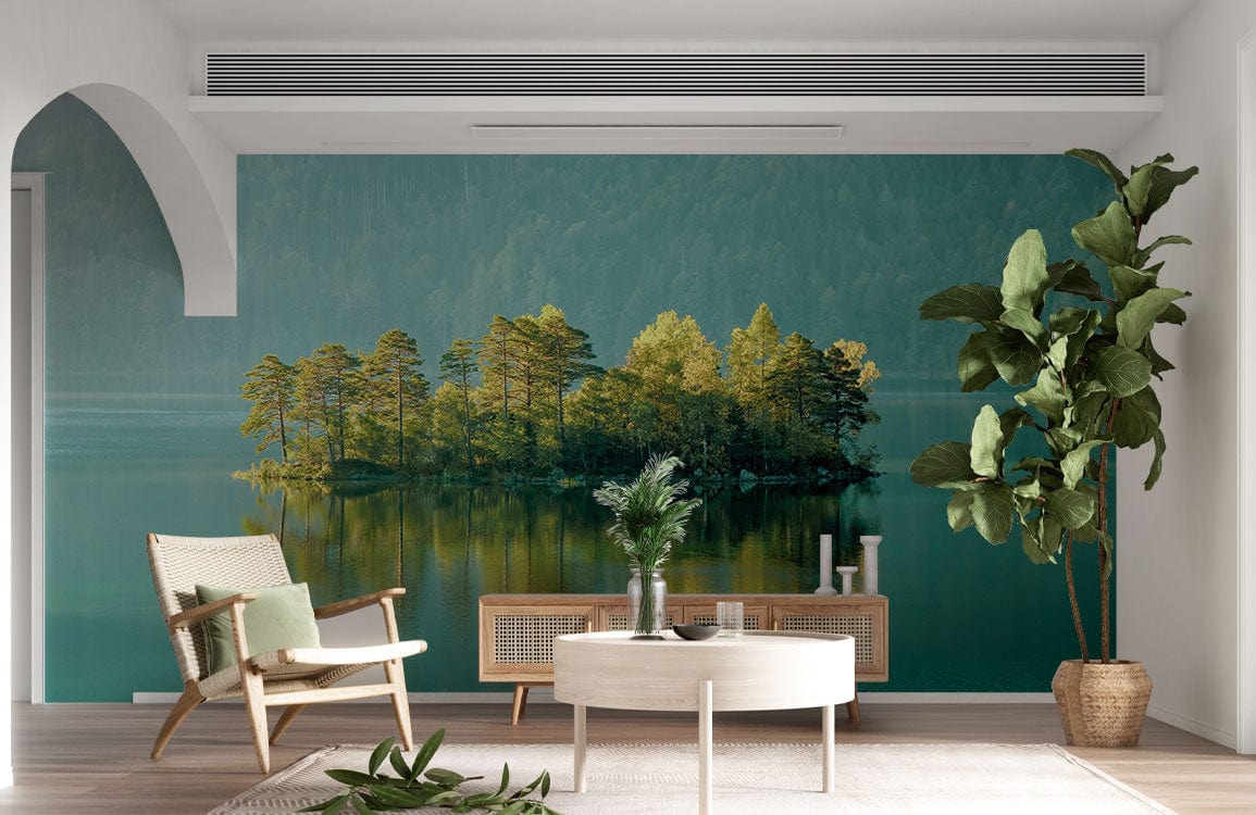 Murale de papier peint verts sur le lac dans un salon moderne avec forêt et île