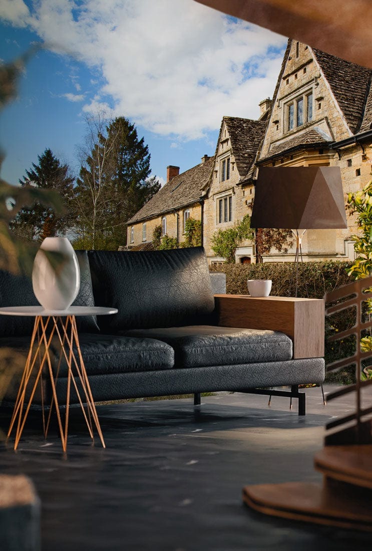 Canapé deux places noir avec accoudoir en bois et pieds métal, idéal pour peinture ville florale