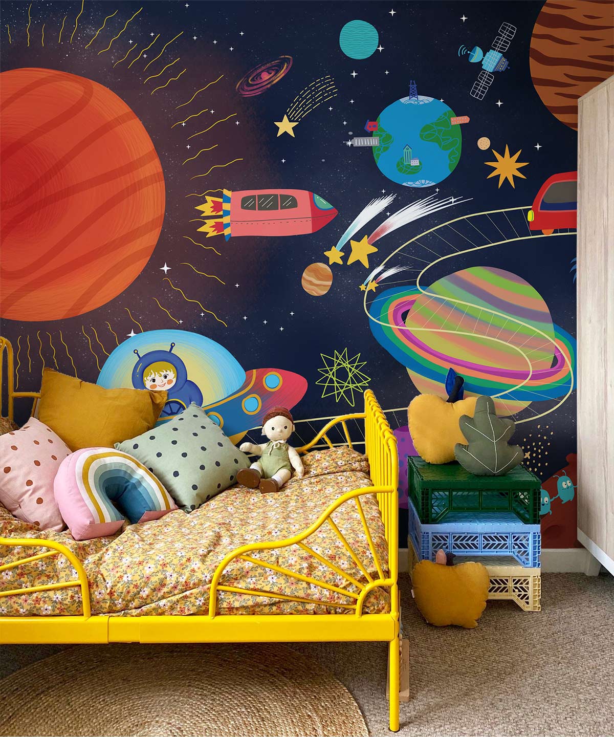 Lit pour enfants en métal jaune avec duvet floral, parfait pour le papier peint voyage