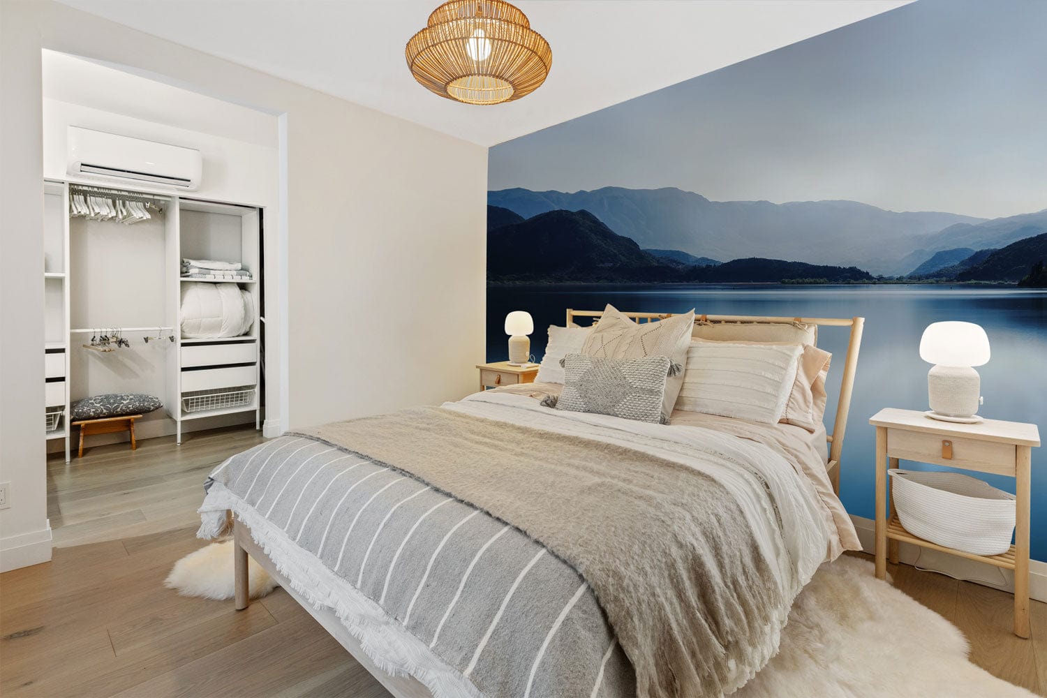 Photo d’une chambre cozy avec murale paysage lacustre bleu gélatineux et lit en bois