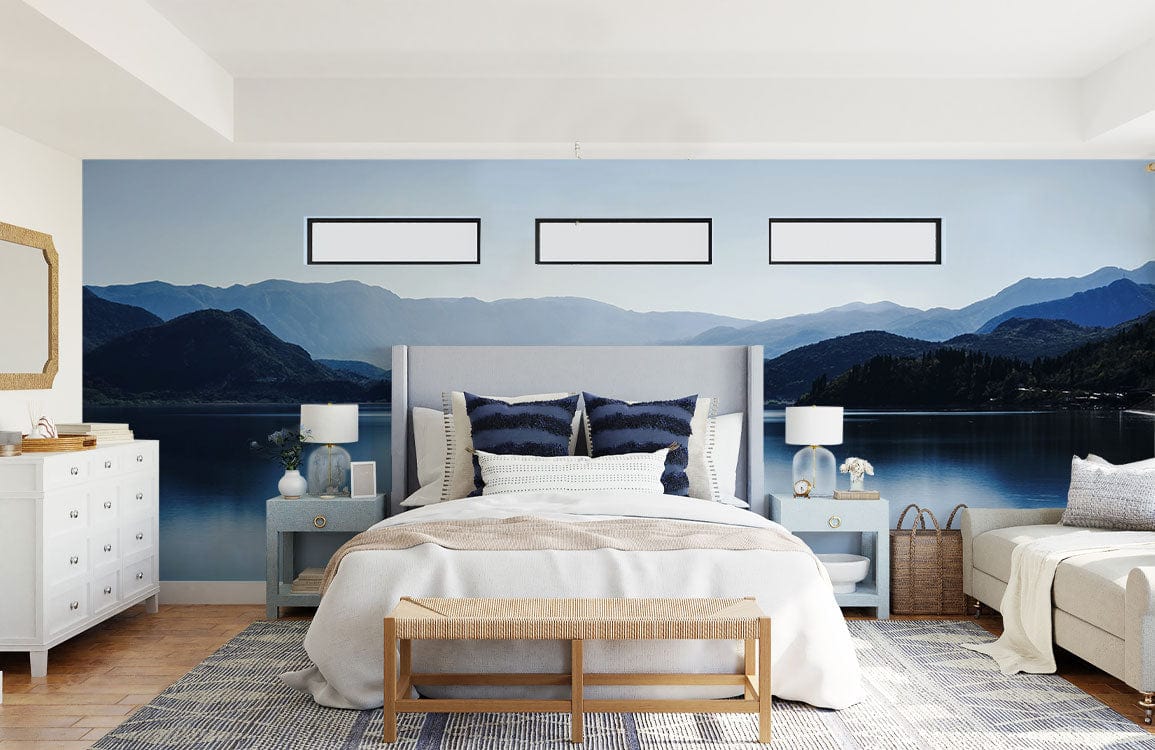 Chambre avec mural paysage lacustre bleu gélatineux, lit, commode et coin lounge