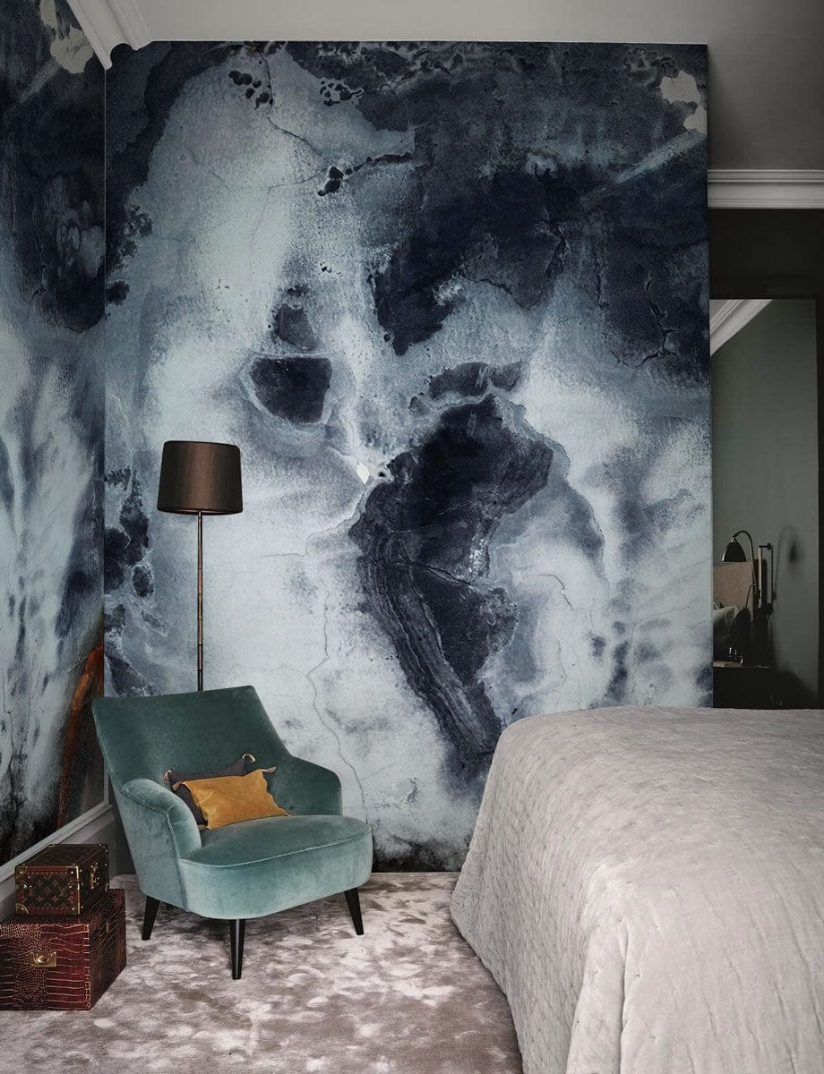 Image d’une chambre élégante avec papier peint encre fondante et fauteuil en velours teal