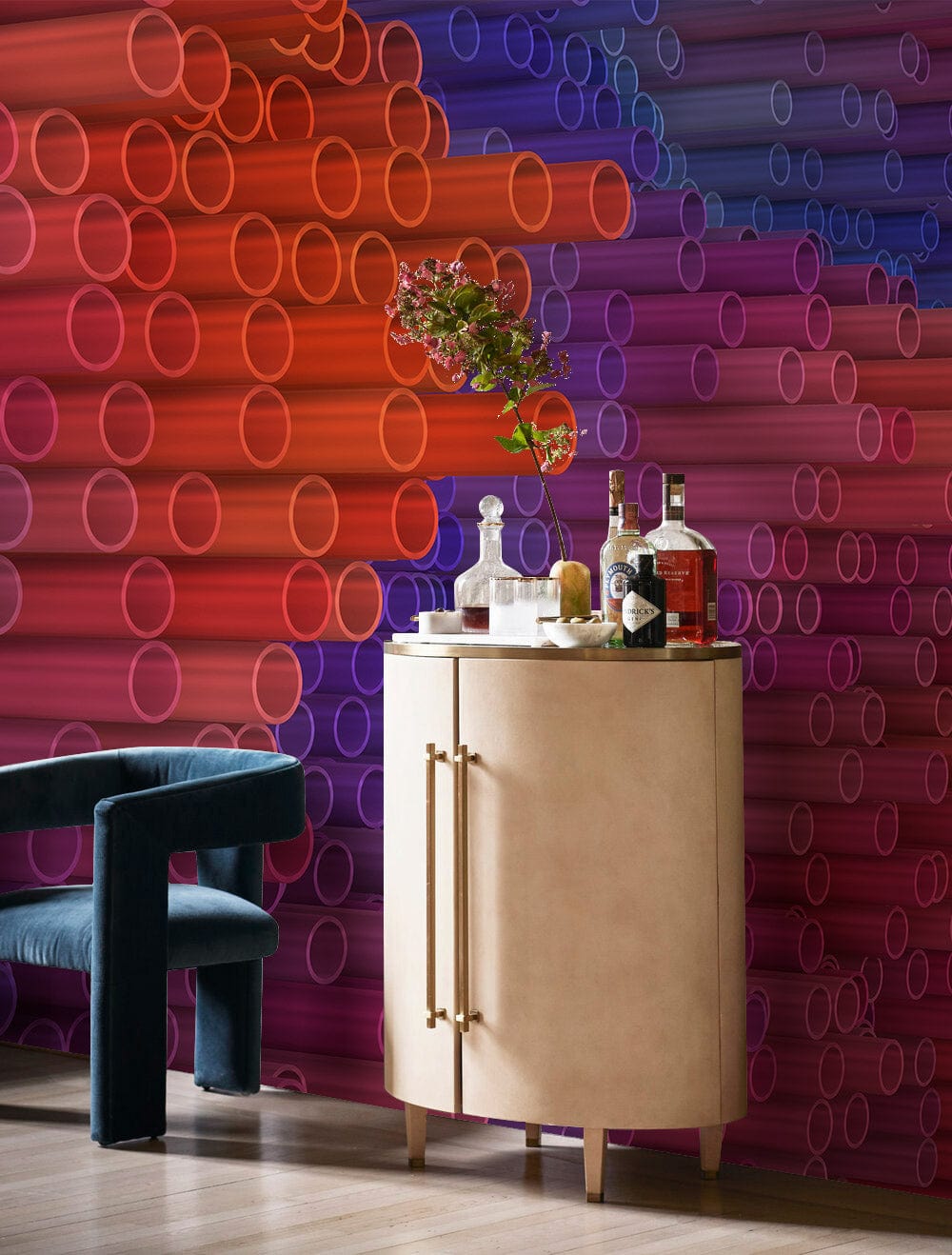 Cabinet oval en crème avec poignées or, parfait pour un papier peint unique avec tuyaux colorés