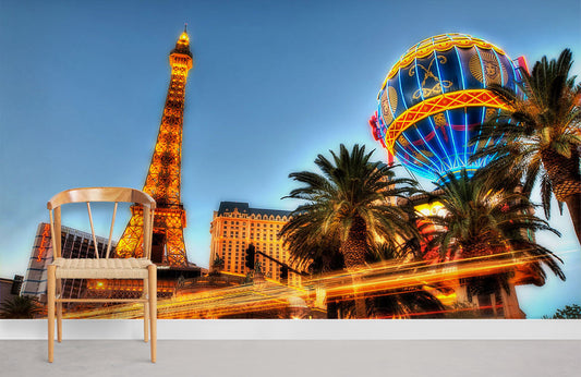 Chaise en bois clair avec siège en osier, idéal pour un papier peint panoramique spectacle lumineux