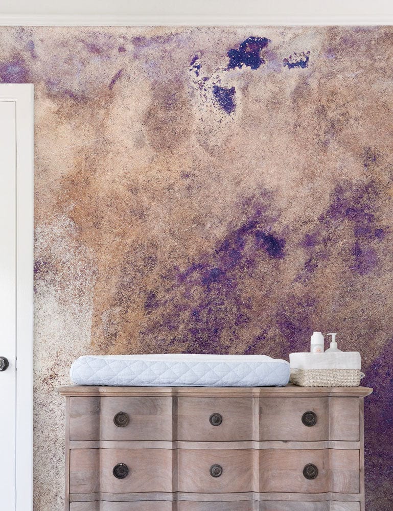 Dresser en bois brun clair avec boutons ronds pour murale mystérieuse ou papier peint