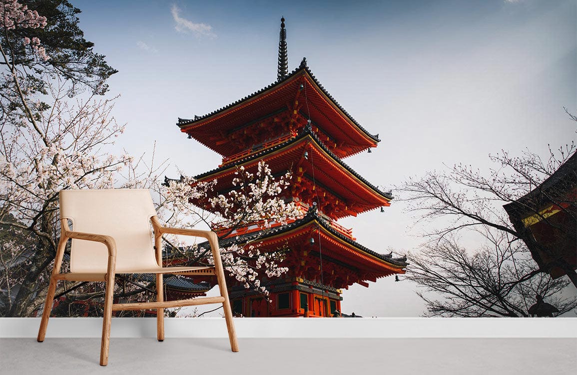 Chaise en bois clair avec siège crème, idéale avec le papier peint Pagode Chureito