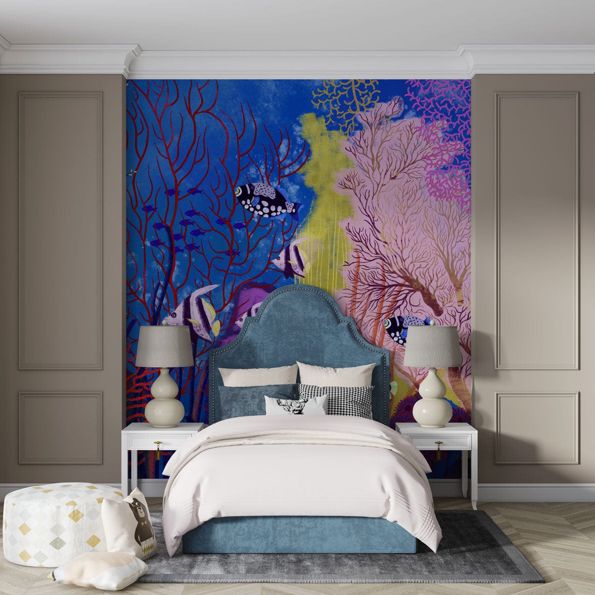 Murale papier peint fond océan bleu avec lit moderne et tête de lit rembourrée bleu