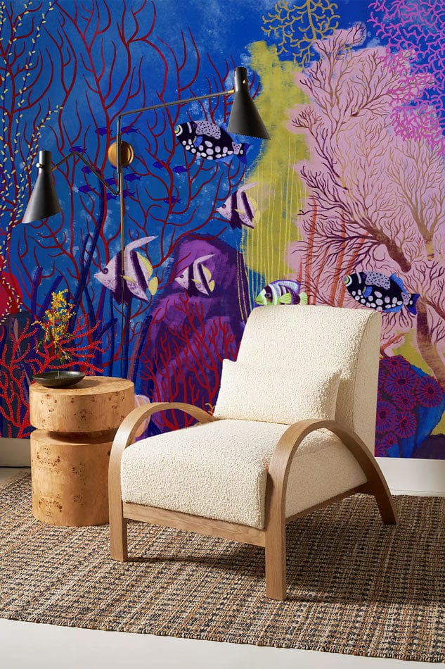 Chaise en bouclé crème avec cadre en bois, idéale pour murale papier peint fond océan