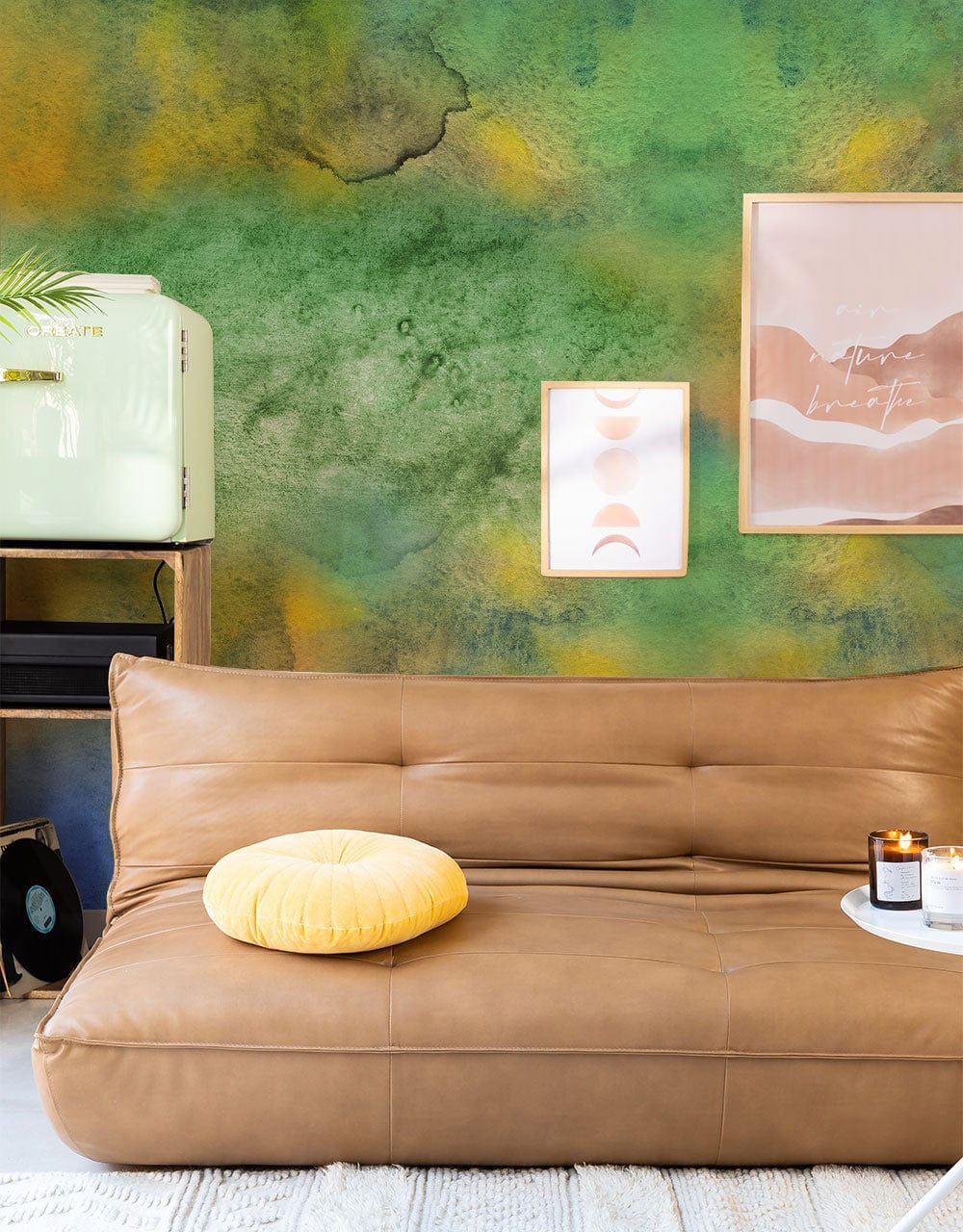 Futon en cuir tan avec coussin jaune, murale papier peint Lac Vert II, décoration murale papier peint