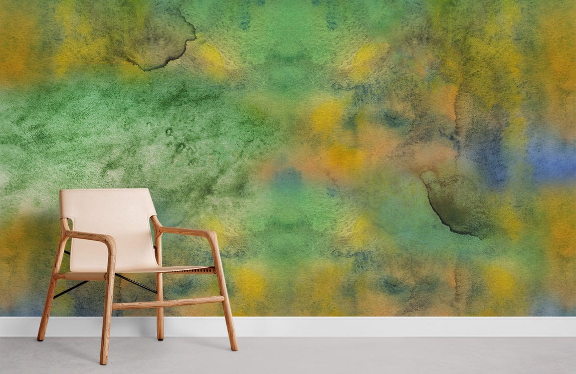 Chaise en bois clair avec tissu beige, murale papier peint Lac Vert II