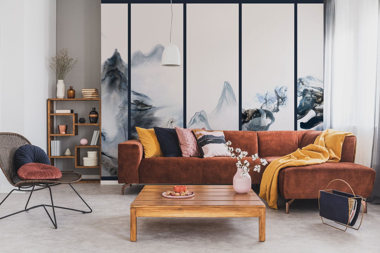 Photo d’une salle de séjour moderne avec canapé sectionnel marron et murale papier peint montagnes d’encre flottante