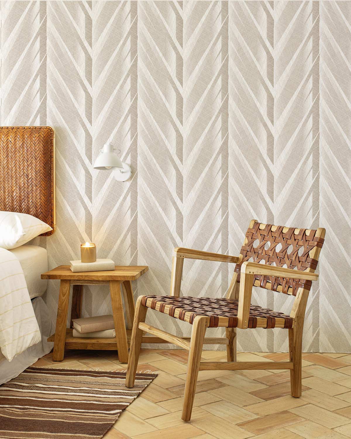 Chaise en bois avec siège et dossier en cuir tressé, murale texturée Arista en papier peint