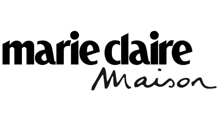 Chaîne de portefeuille en cuir noir avec accents dorés et logo embossé.