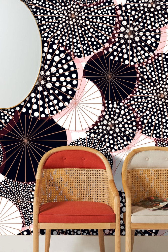 Papier peint artistique en forme de parapluie avec chaise en bois, cannage et coussin orange