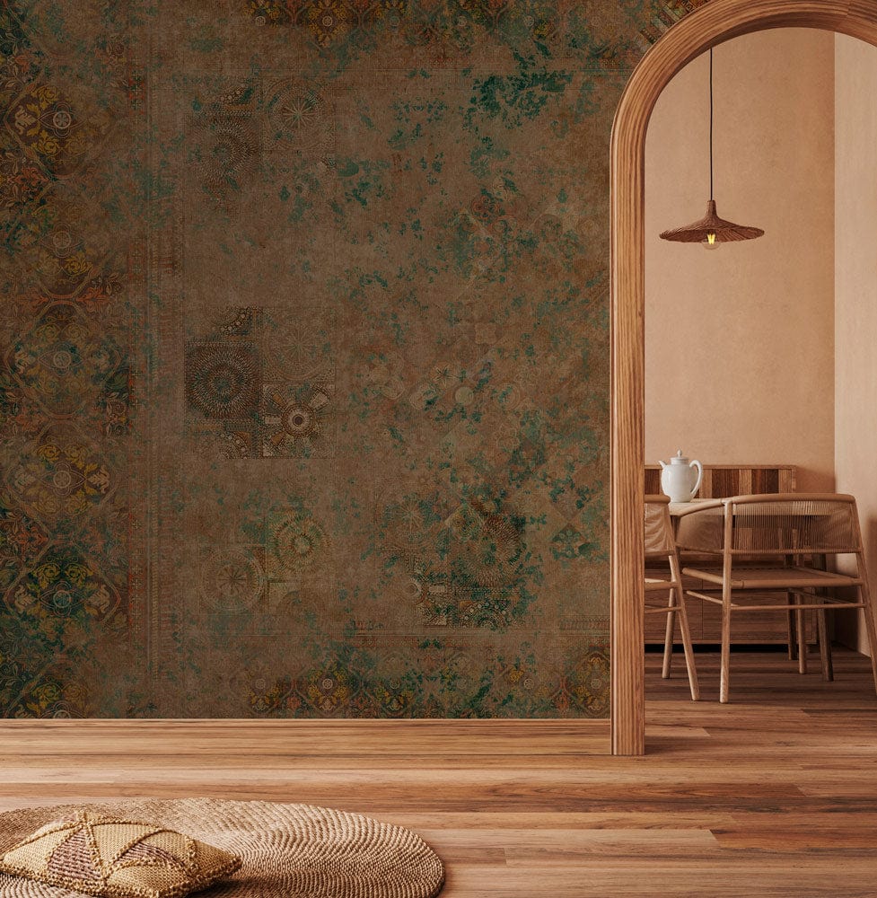Papier peint classique vieilli effet vintage avec mur marron et vert et porte arquée