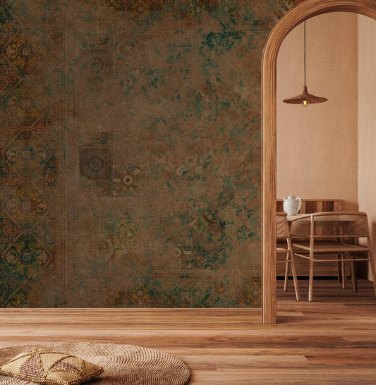 Papier peint classique vieilli effet vintage avec mur marron et vert et porte arquée