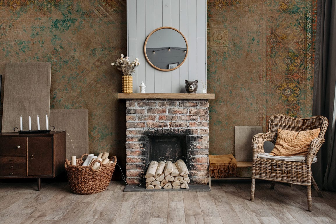 Papier peint classique vieilli effet vintage avec cheminée en briques rustiques et manteau en bois