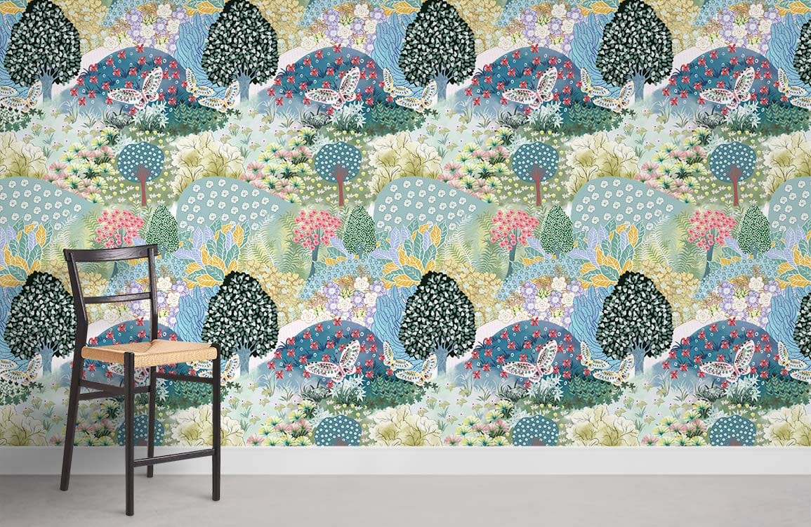 Chaise en bois avec cadre noir et siège clair sur papier peint panoramique fleuri