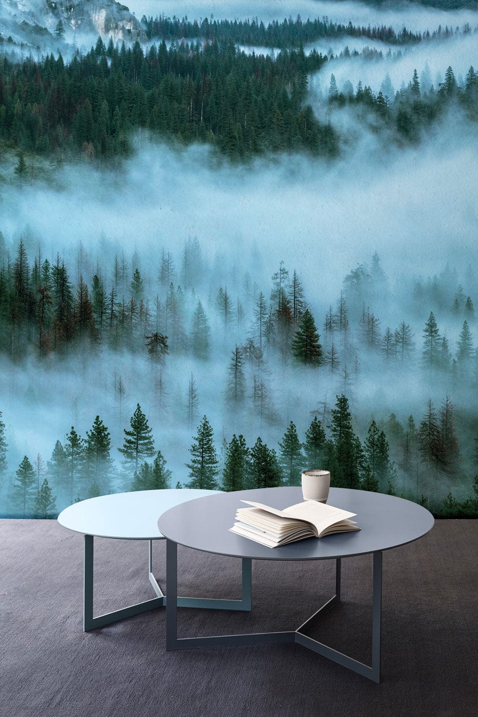 Tablettes basses rondes avec bases en métal pour papier peint panoramique forêt enveloppée