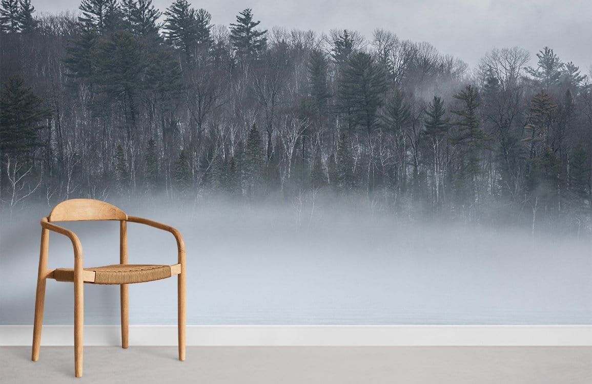 Chaise en bois clair avec siège tissé sur papier peint panoramique forêt brumeuse