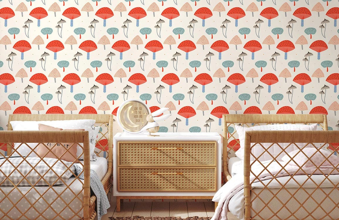 Image de deux lits avec têtes en cannage et petite table, parfaits pour charmants petits champignons rouges