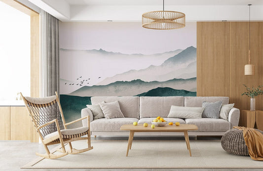 Sofa en tissu clair avec coussins, décor montagne brumeuse, papier peint panoramique