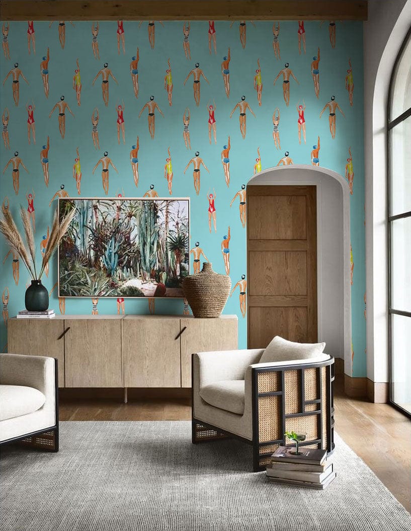 Papier peint panoramique de nageurs dans l’eau, décor turquoise avec mobilier en bois
