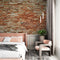 Papier peint design mur de briques tendance chez Mr Papier dans une chambre cosy avec lit rose