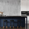 Papier peint design effet béton pour cuisine moderne tendance urbaine avec îlot bleu