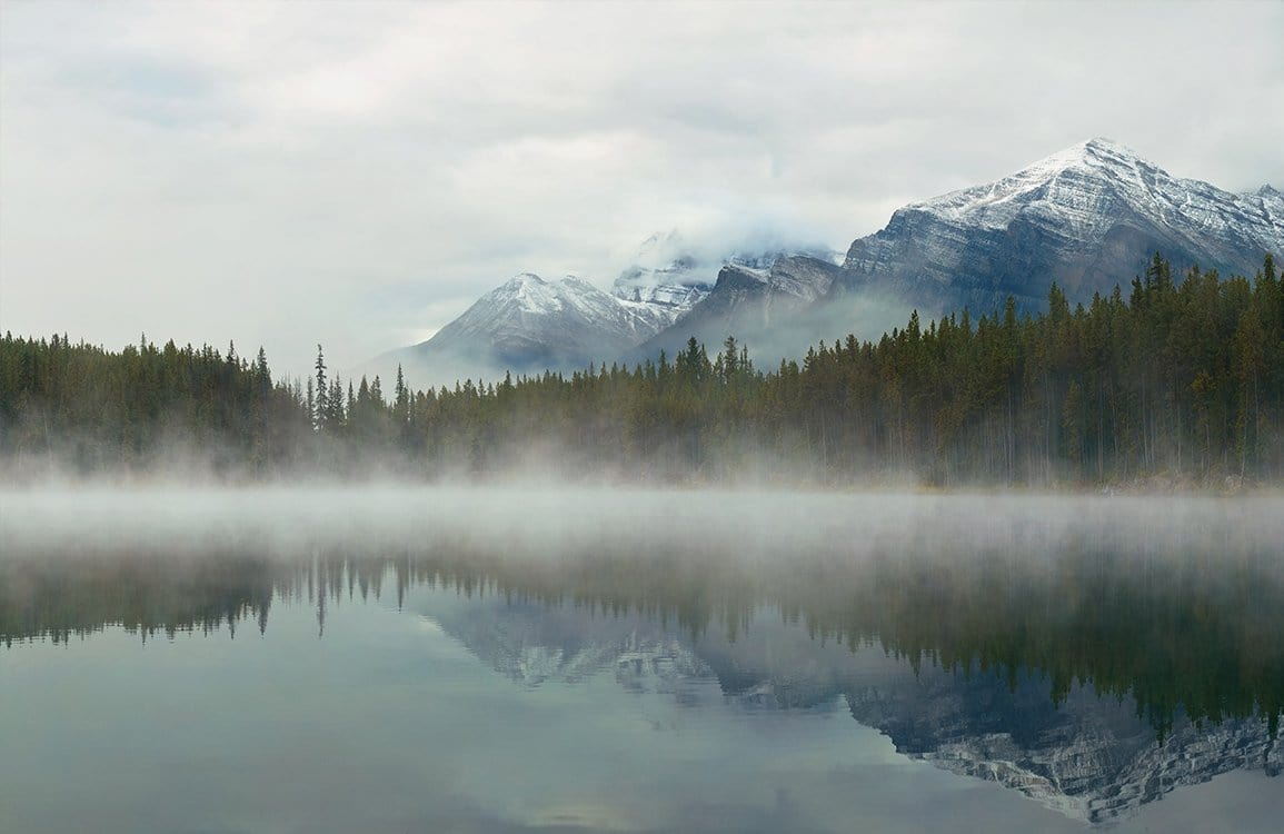 Papier peint panoramique de lac brumeux avec montagnes et forêt pour décoration personnalisée