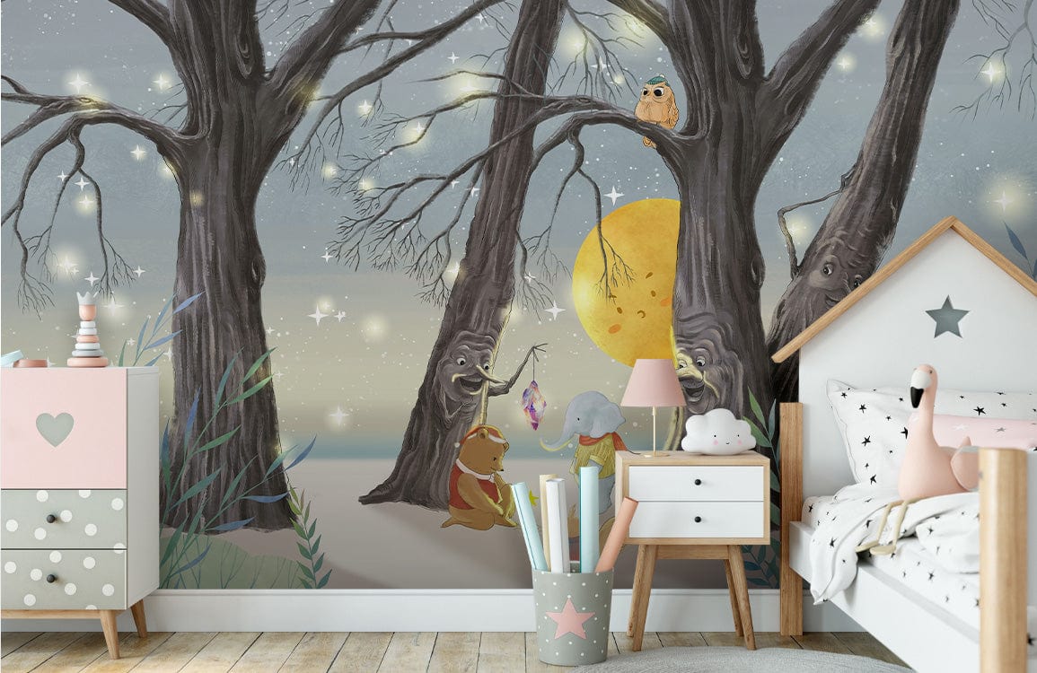 Papier peint forêt féerique nocturne dans une chambre d’enfant avec mobilier en bois clair