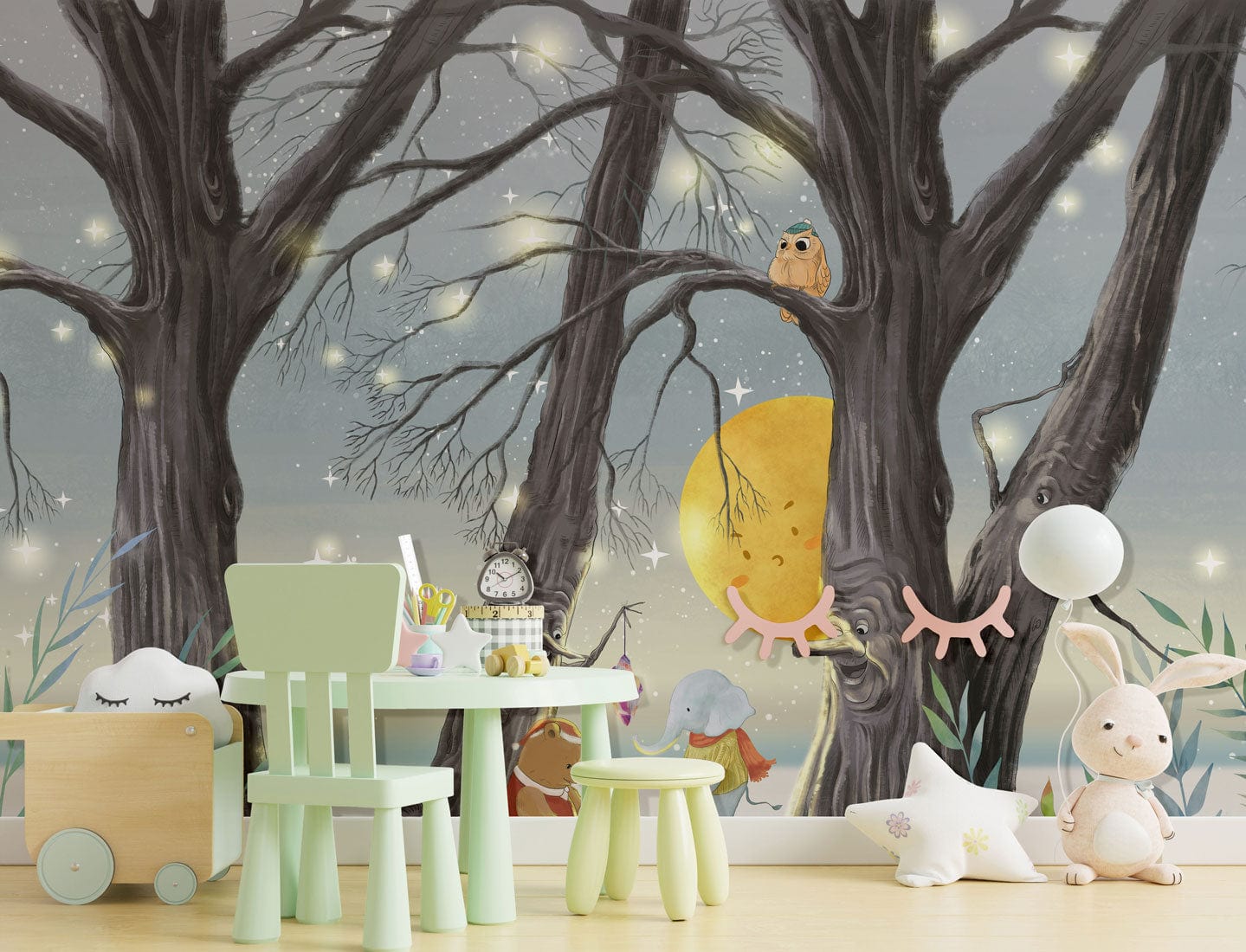 Table et chaise pour enfants pastel vert avec papier peint forêt féerique nocturne