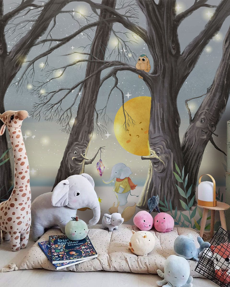Papier peint forêt féerique nocturne dans une nurserie avec forêt magique et peluches