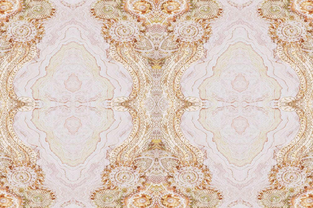 Papier peint marbré avec cadre doré en vigne, motif damassé pâle or et beige