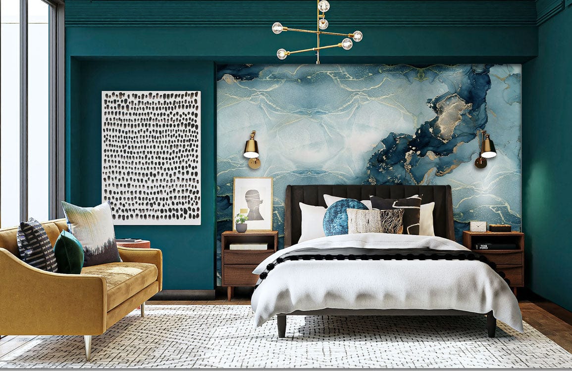 Papier peint marbré turquoise en fresque dans une chambre moderne avec accent teal et mobilier