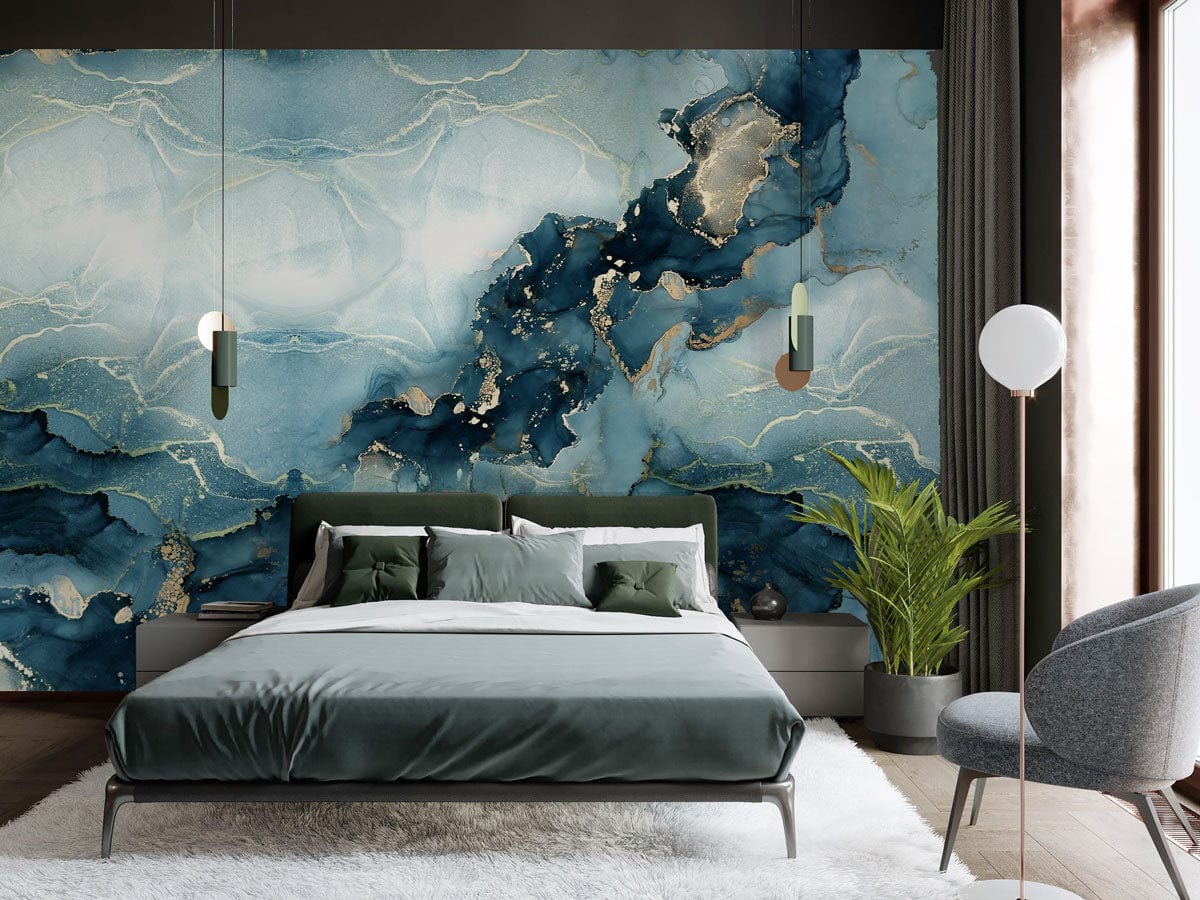 Papier peint marbré turquoise dans une chambre moderne avec mur d’accent or et bleu