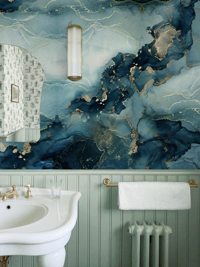 Salle de bain avec papier peint marbré turquoise et or, style fresque