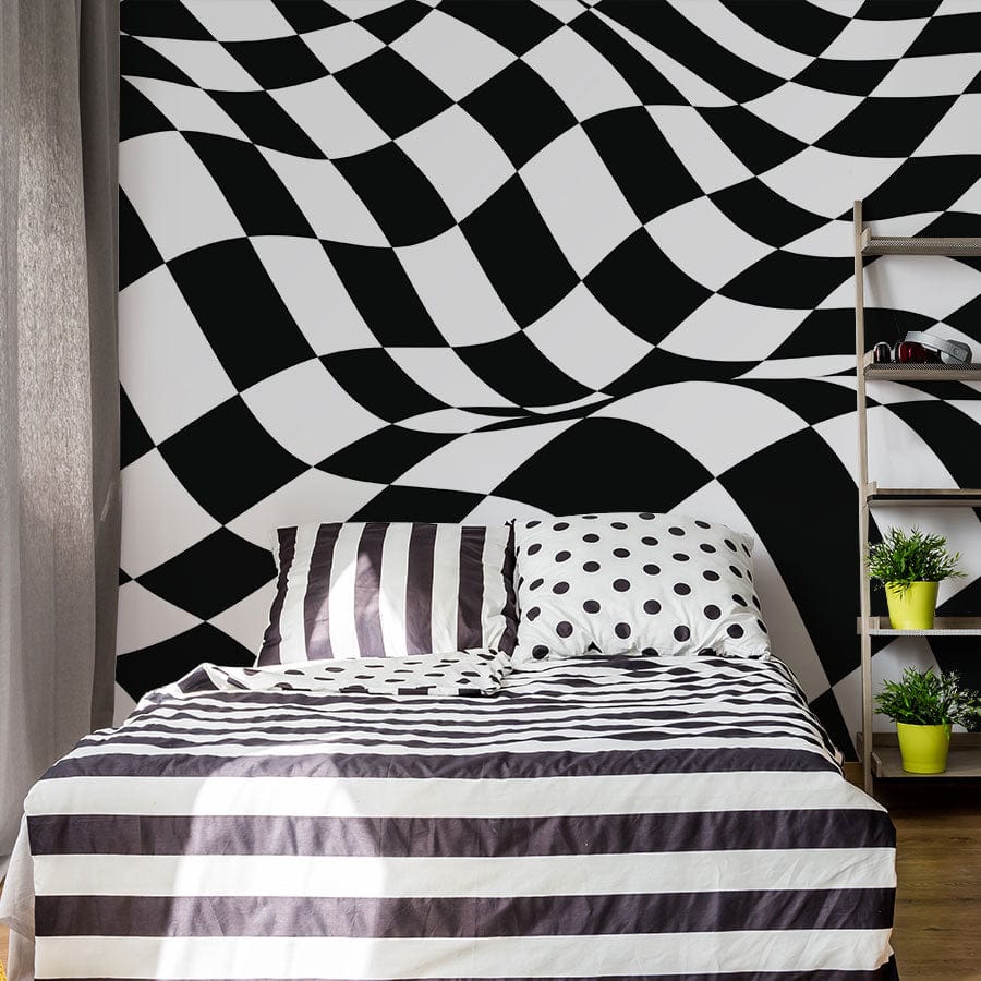 Image d’un lit avec linge rayé et coussins décoratifs sur le papier peint mural damier ondulé