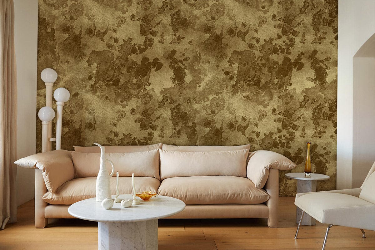 Sofa en tissu neutre avec bras arrondis, idéal pour un papier peint mural à encre dorée