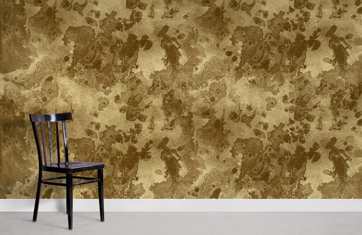 Chaise Windsor en bois sombre sur papier peint mural à encre dorée pour décoration intérieure