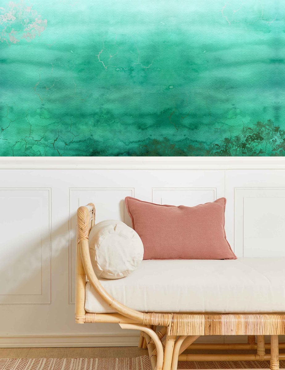 Image d’un banc en rotin beige avec coussin crème et oreillers, décor en papier peint mural peint mural vert aquarelle