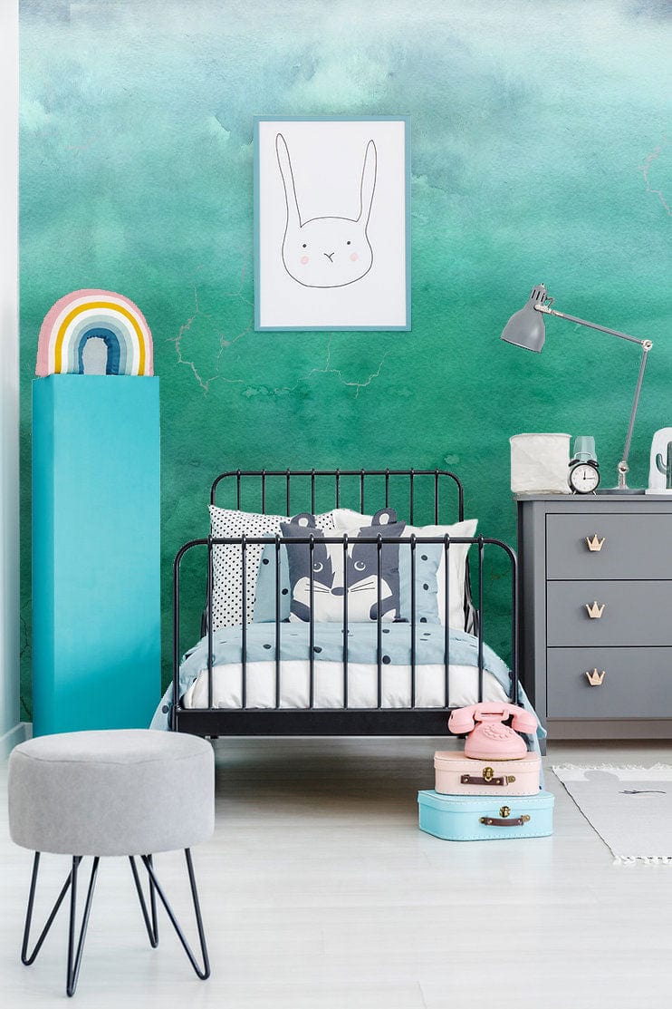 Papier peint mural vert aquarelle pour chambre d’enfant avec lit en métal et mur vert ombré