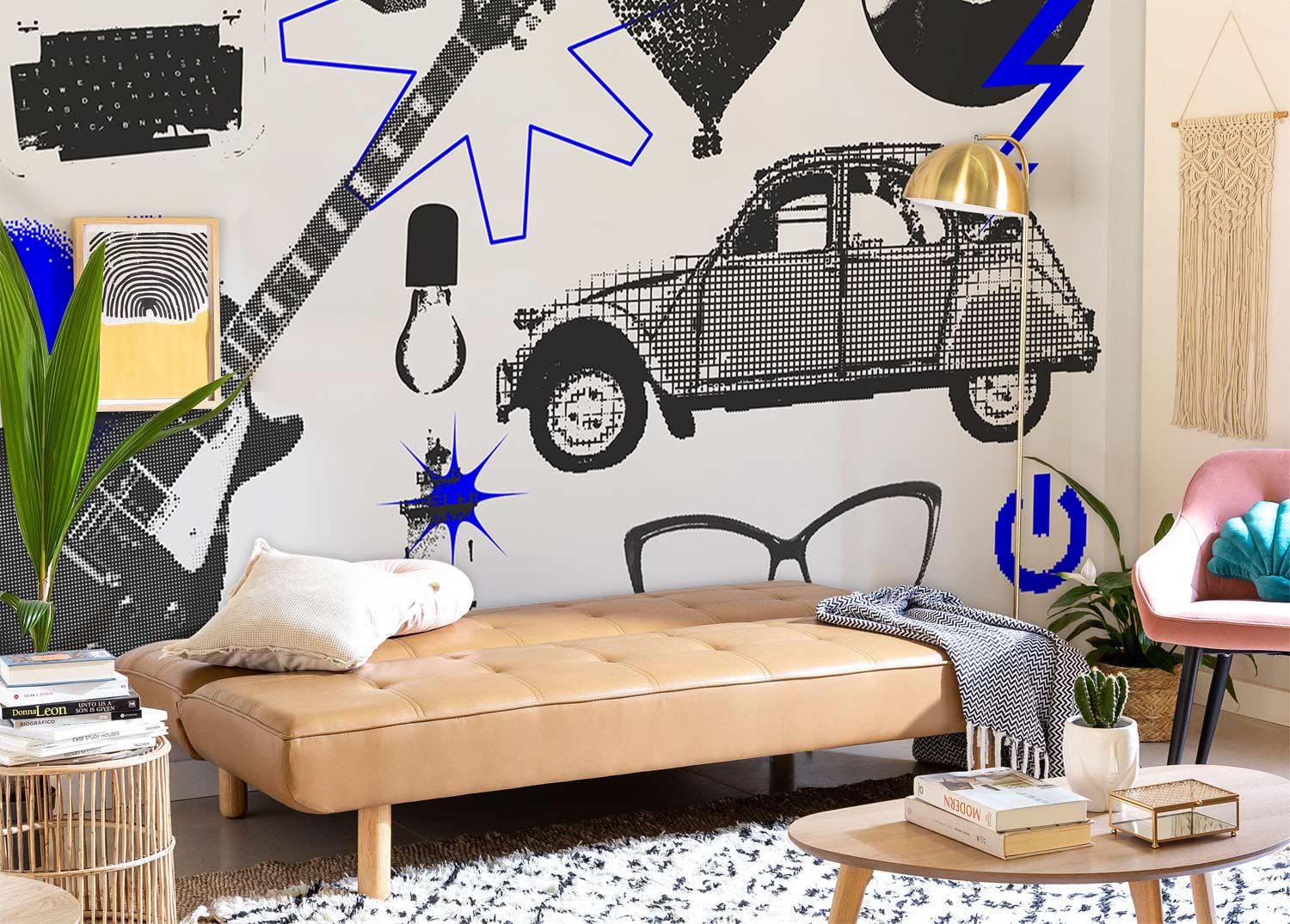 Futon en faux cuir beige clair avec motif peinture murale bleu Klein pour décoration intérieure
