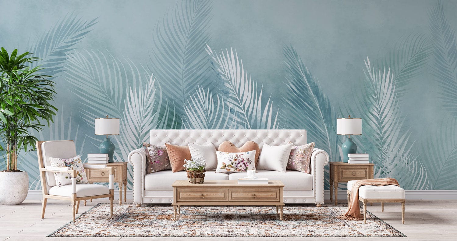 Papier peint mural à motif de plumes turquoises dans un salon moderne avec canapé blanc