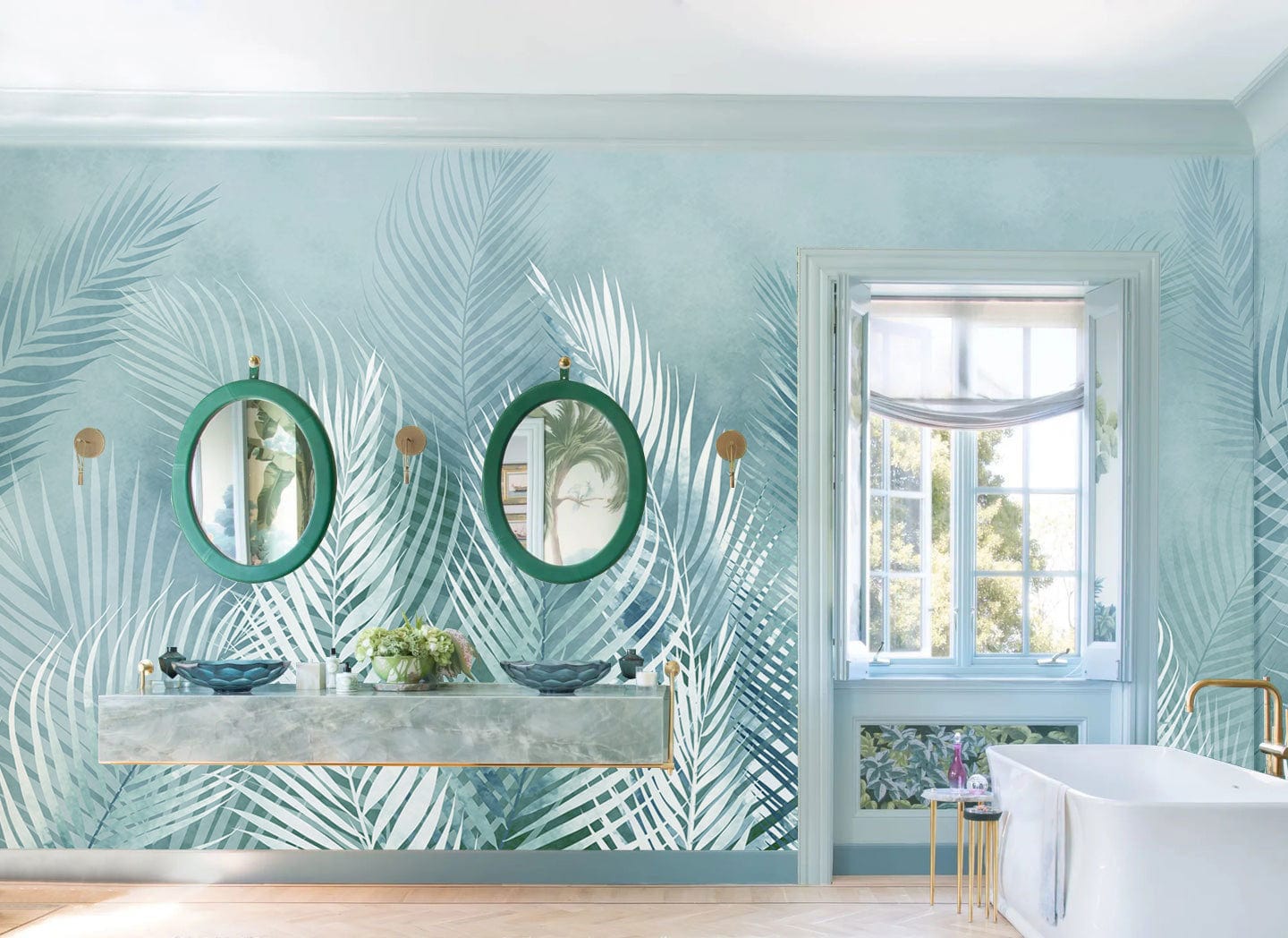 Papier peint mural à motif de palmes turquoise dans salle de bain avec double vasque