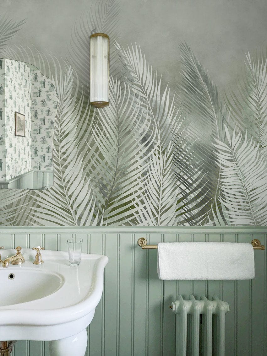 Papier peint mural à motif de plumes vertes dans une salle de bain élégante