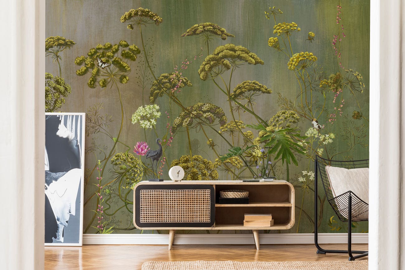 Papier peint mural floral pour accentuer un style moderne avec console en bois et cane webbing