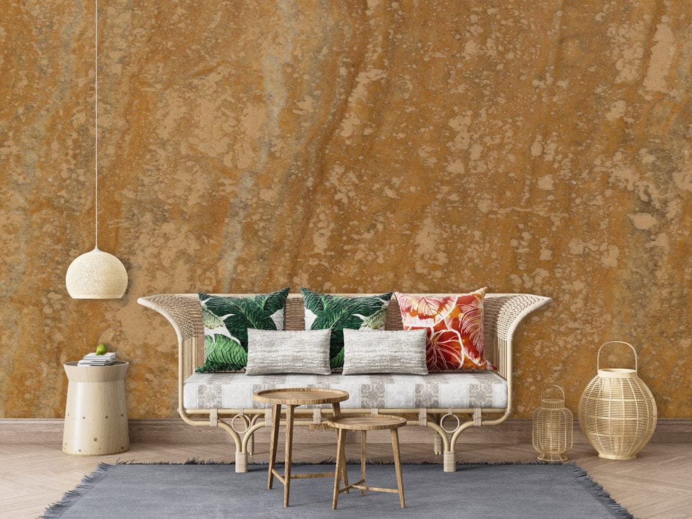 Rattan sofa avec coussins à motifs de points jaunes, touche unique sur le papier peint mural
