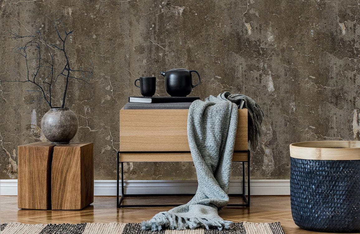 Papier peint mural à motifs sombres mouchetés avec texture rustique et apparence distressed